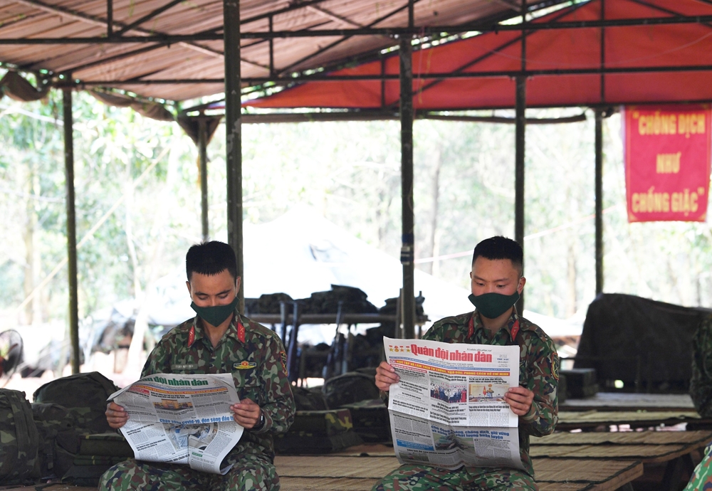 Phút nghỉ ngơi trong doanh trại giữa rừng xanh.